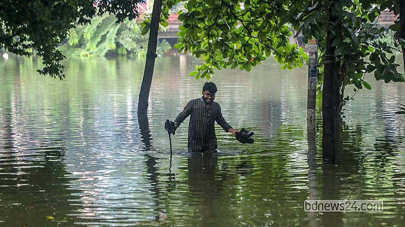 The banks of Dhanmondi Lake have been submerged by continuous rain, causing difficulties for visitors.  Photo: Abdullah Al Momin