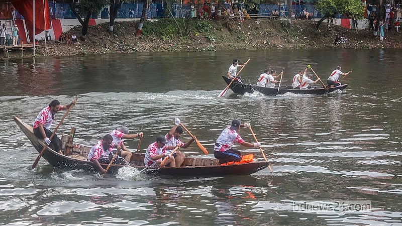 Local residents took part in the boat race at Nawabbari Pond in Old Dhaka’s Islampur. Photo: Abdullah Al Momin