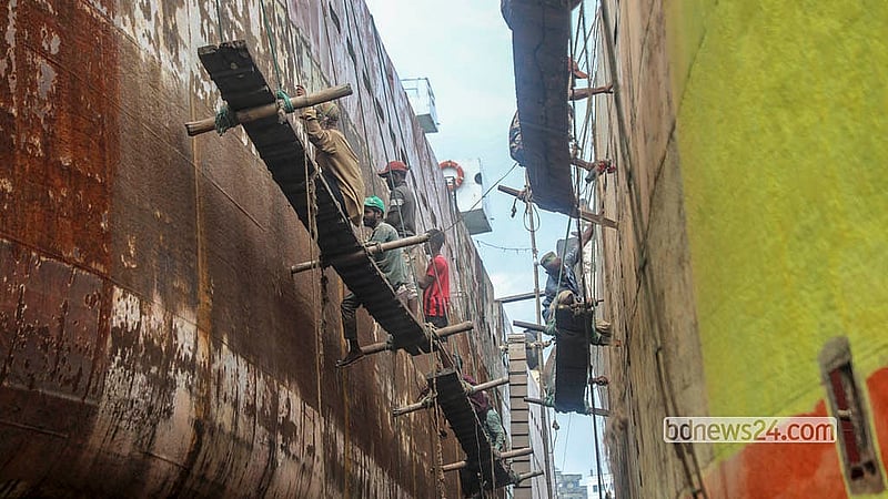 Several thousand workers work at the dockyards on the banks of the Buriganga River in Dhaka’s Keraniganj.  Photo: Abdullah Al Momin