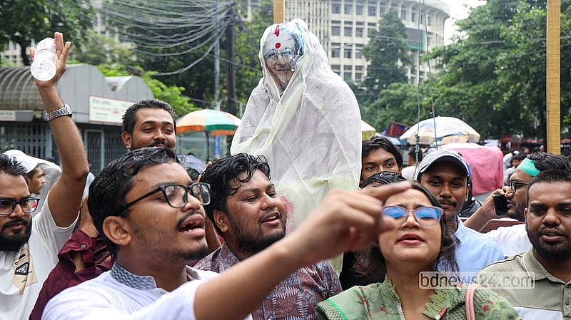 “Mancha 24” stages a programme titled “Execution of the Autocrat, Jubilation of the People” outside the National Museum in Shahbagh to mark the anniversary.  Photo: Shamsul Haque Ripon
