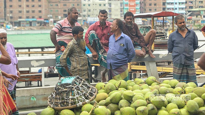 Wholesalers and traders are busy buying and selling coconuts at Sadarghat’s markets. Photo: Shamsul Haque Ripon