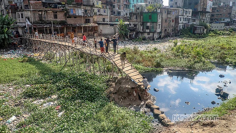 Many use the broken bridge to travel to Rasulpur in Kamrangirchar via Lalbagh's Nawabganj. Photo: Abdullah Al Momin