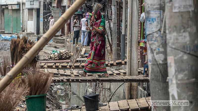 Prolonged road and drainage repairs on North Jurain Pipe Road in Shyampur continue to disrupt daily life for local residents. Photo: Abdullah Al Momin