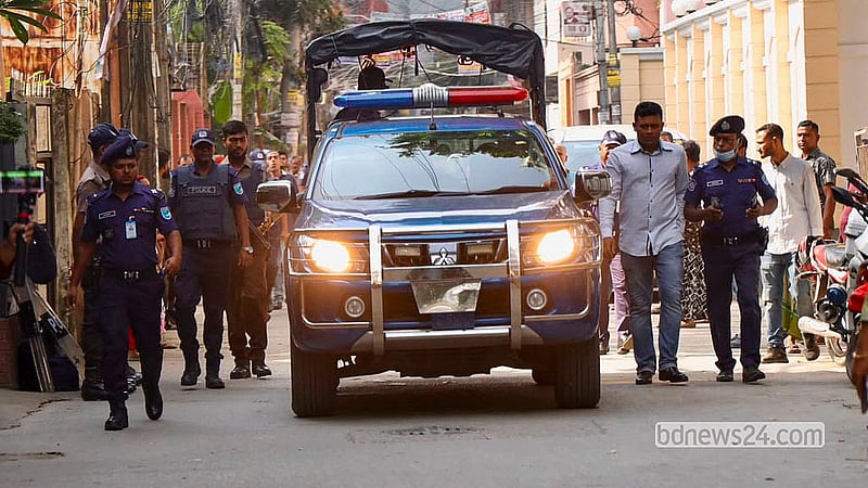Former minister Dipu Moni is taken from Munshiganj Jail to her Kalabagan home in Dhaka under police escort on the morning of Thursday, Aug 20, 2026. Photo: Shamsul Haque Ripon
