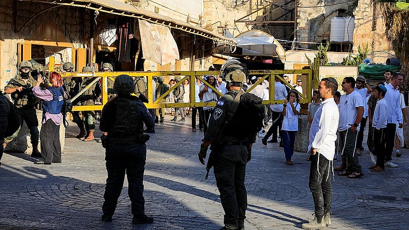 Israeli soldiers stand guard as they keep watch during Israeli settlers' weekly tour in Hebron, in the Israeli-occupied West Bank, Aug  29, 2026. REUTERS/Mussa Qawasma