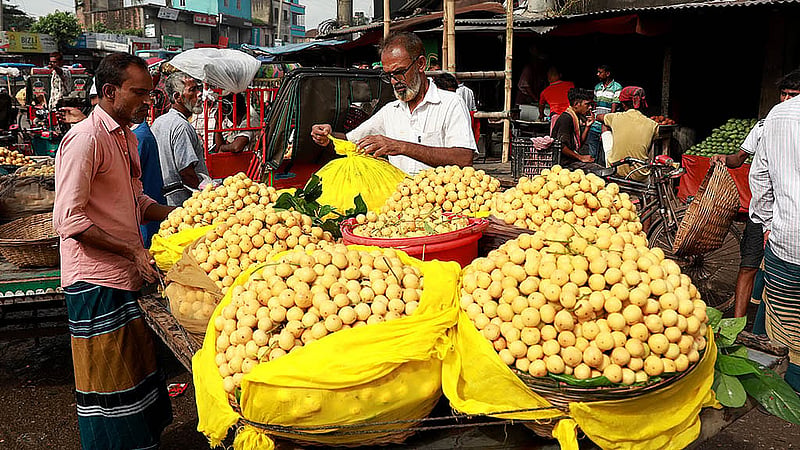 The wholesale market for Burmese grapes in Narsingdi bustles with sellers and customers. Photo: Shamsul Haque Ripon