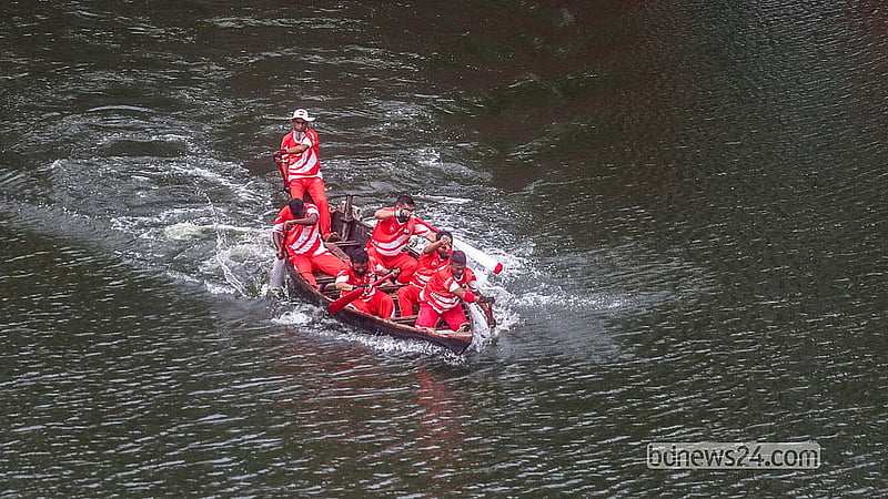 Six competitors were on each boat during the boat race at Nawabbari Pond in Old Dhaka’s Islampur. Photo: Abdullah Al Momin