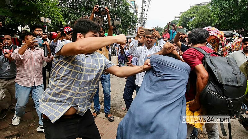 A group of men identifying themselves as “July activists” assault a man who came to Dhanmondi Road No. 32 to pay tribute to Bangabandhu Sheikh Mujibur Rahman on his death anniversary. Photo: Shamsul Haque Ripon