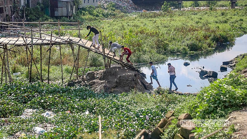 Many use the broken bridge to travel to Rasulpur in Kamrangirchar via Lalbagh's Nawabganj. Photo: Abdullah Al Momin