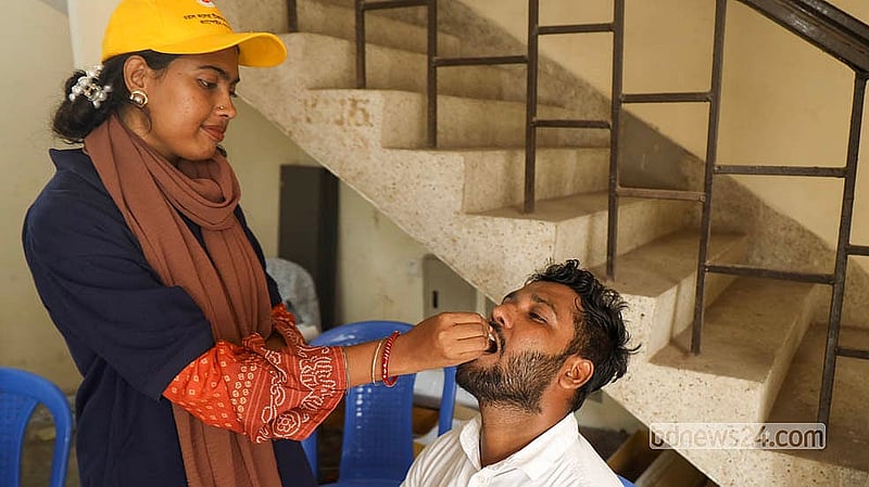 A health worker administers an oral cholera vaccine to a man at the Tejgaon centre under Dhaka North City Corporation on Saturday, Aug 22, 2026.  Photo: Shamsul Haque Ripon
