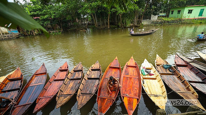 Wooden boats await buyers in neat rows along the Kuriana Canal.  Photo: Shamsul Haque Ripon