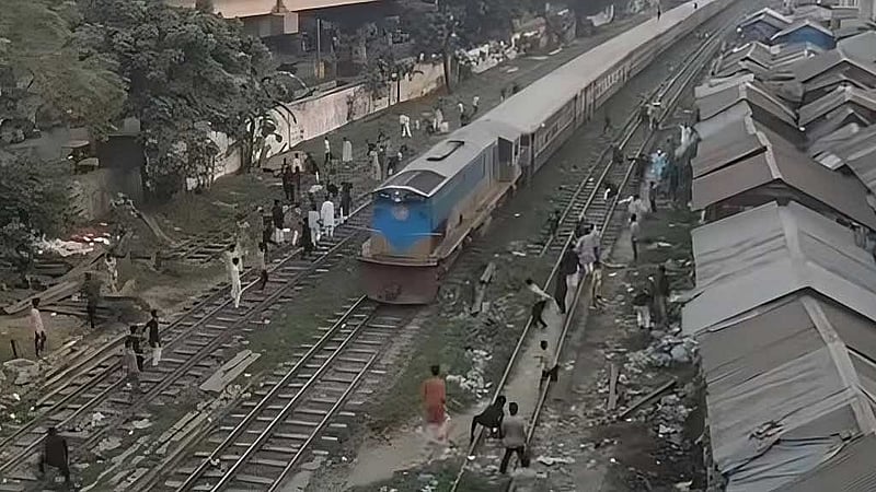 A group attacks a train with stones in Dhaka's Khilgaon area following public outrage over a fatal road crash. File photo