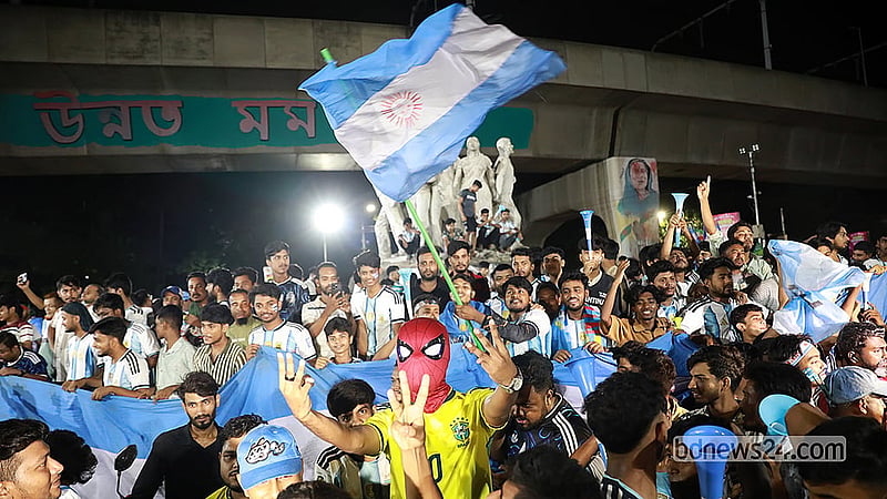 Argentina fans celebrate near the Raju Sculpture of Dhaka University after defeating Cape Verde on Saturday, Jul 4, 2026.    Photo: Shamsul Haque Ripon