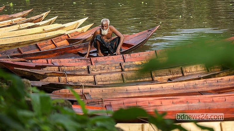 Buyers inspect the boats, searching for one that suits their needs.  Photo: Shamsul Haque Ripon