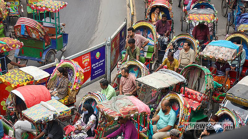 Battery-powered rickshaws throng Dhaka’s Science Lab area. These rickshaws are plying their trade without any heed to the rules and regulations, worsening traffic congestion and public suffering.  Photo: Shamsul Haque Ripon