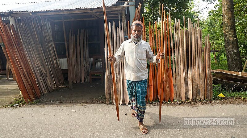 Oars are sold separately alongside boats at the Kuriana market, fetching Tk 150 to Tk 700 depending on their size and the quality of wood.  Photo: Shamsul Haque Ripon