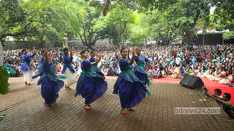 "Ghanaghata 2", a dance celebration of the monsoon, unfolds at Bakultala on Dhaka University campus on Friday morning. Photo: Shamsul Haque Ripon