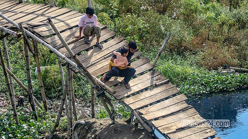 The broken bridge in the Rasulpur area of Dhaka's Kamrangirchar, is used daily by everyone from children to the elderly. Photo: Abdullah Al Momin