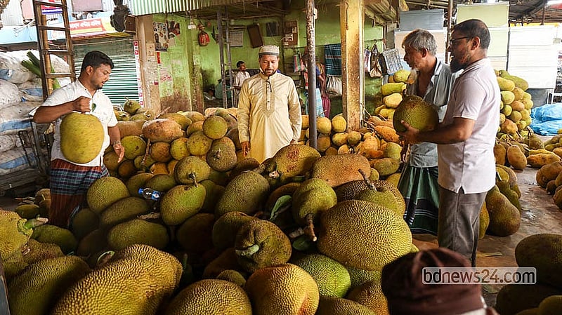 Customers pick out their preferred jackfruits while vendors bargain with them.  Photo: Shamsul Haque Ripon