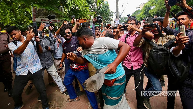 A group of self-described “July activists” assault a rickshaw driver who brought a man to Dhanmondi Road No. 32 to lay flowers in memory of Bangabandhu Sheikh Mujibur Rahman on his death anniversary. Photo: Shamsul Haque Ripon