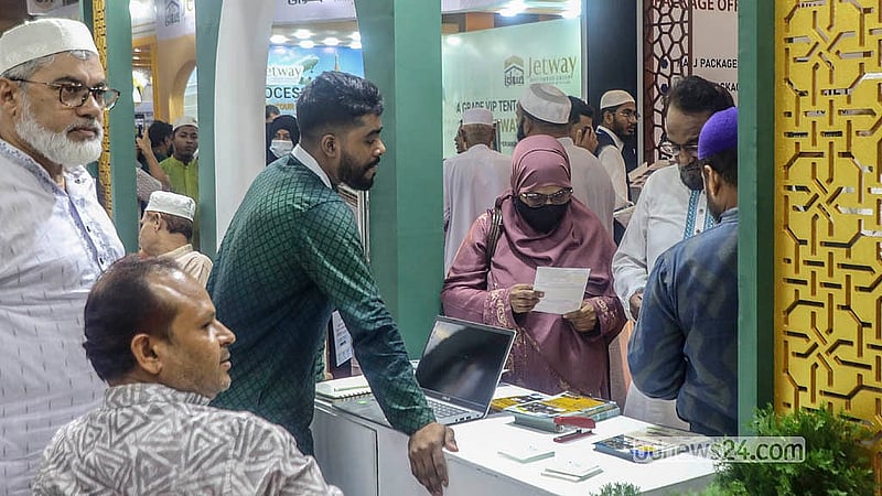 Those interested in performing pilgrimages visit the stalls set up by agencies at the Hajj and Umrah Fair.   Photo: Abdullah Al Momin
