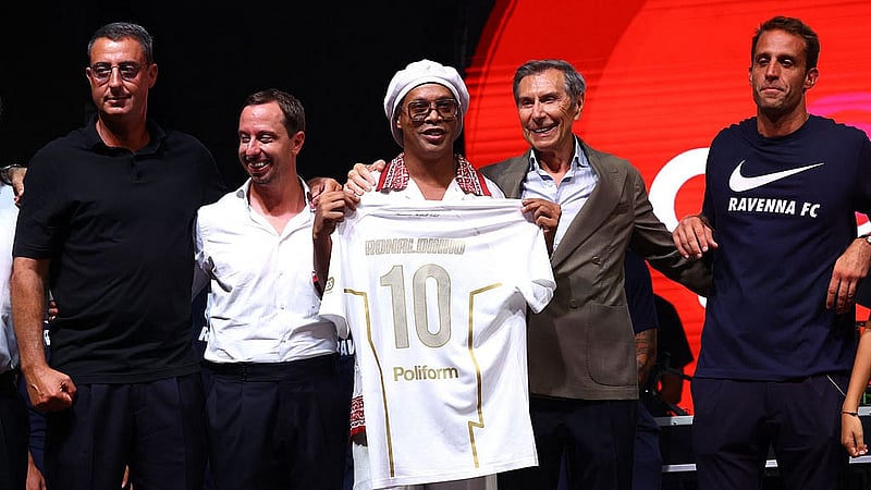Football - Ronaldinho to appear at Ravenna FC team presentation - Stadio Bruno Benelli, Ravenna, Italy - Aug 20, 2026 Ronaldinho poses with his new team shirt near Ignazio Cipriani, president of the Ravenna FC REUTERS/Ciro De Luca