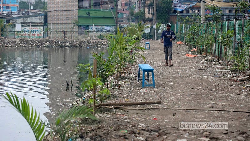 A path for walking is being built on the banks of the DIT pond after the removal of illegal structures around it. Photo: Abdullah Al Momin