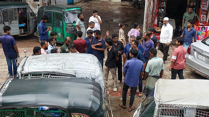 Drivers gather outside a CNG filling station in Tejgaon after waiting for hours to refuel, as the prolonged gas shortage cuts into their daily earnings. Photo: Shamsul Haque Ripon