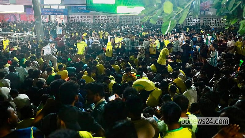 Crowds spill over at Teacher-Student Centre’s Payra Chattar in Dhaka University as fans gather on Monday night, Jul 6, 2026, to watch Brazil take on Norway. Photo: Shamsul Haque Ripon