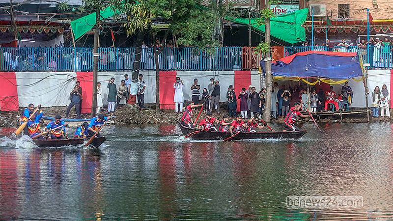 Twelve teams took part in the boat race at Nawabbari Pond in Old Dhaka’s Islampur. Photo: Abdullah Al Momin