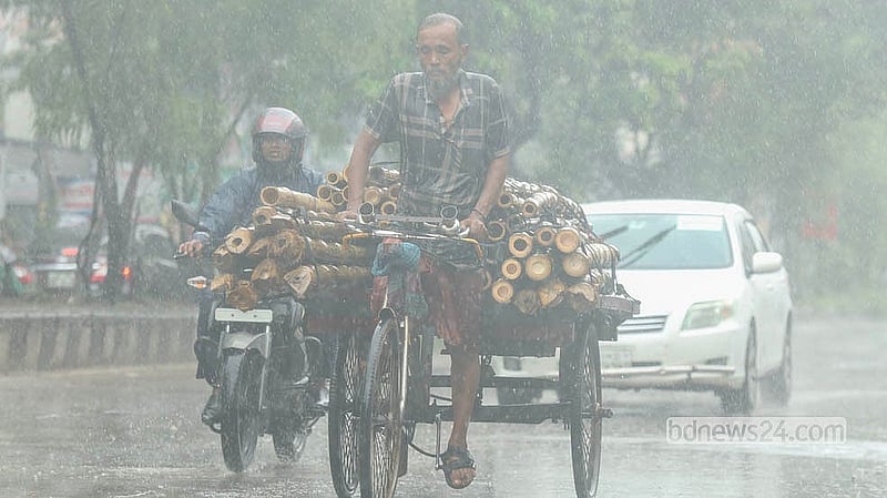 Daily labourers and low-income people struggle in Monday's midday rain in Dhaka's Rampura area. Photo: Shamsul Haque Ripon