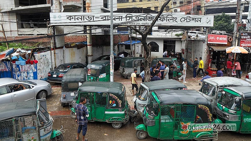 Drivers gather outside a CNG filling station in Tejgaon after waiting for hours to refuel, as the prolonged gas shortage cuts into their daily earnings. Photo: Shamsul Haque Ripon