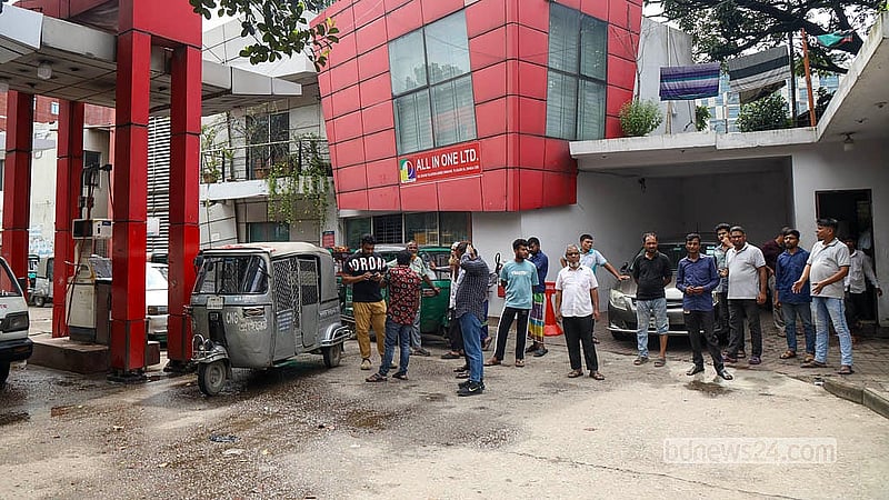 Drivers gather outside a CNG filling station in Tejgaon after waiting for hours to refuel, as the prolonged gas shortage cuts into their daily earnings. Photo: Shamsul Haque Ripon