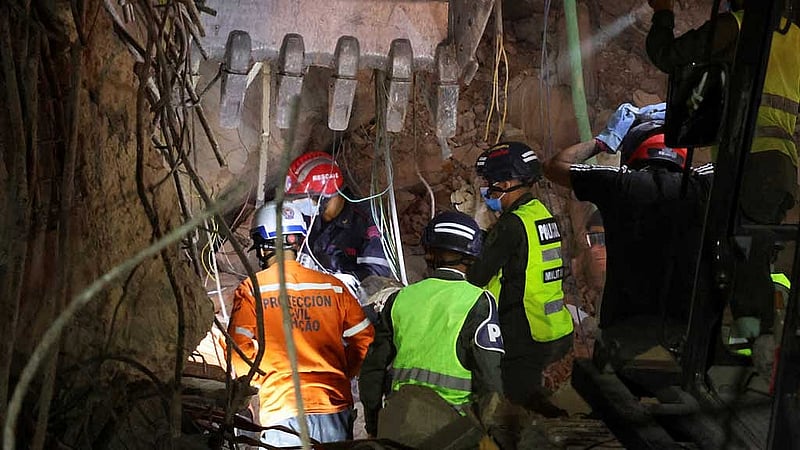 People search for casualties under the rubble of a collapsed building in the aftermath of earthquakes in Caracas, Venezuela, Jun 25, 2026. REUTERS/Leonardo Fernandez Viloria
