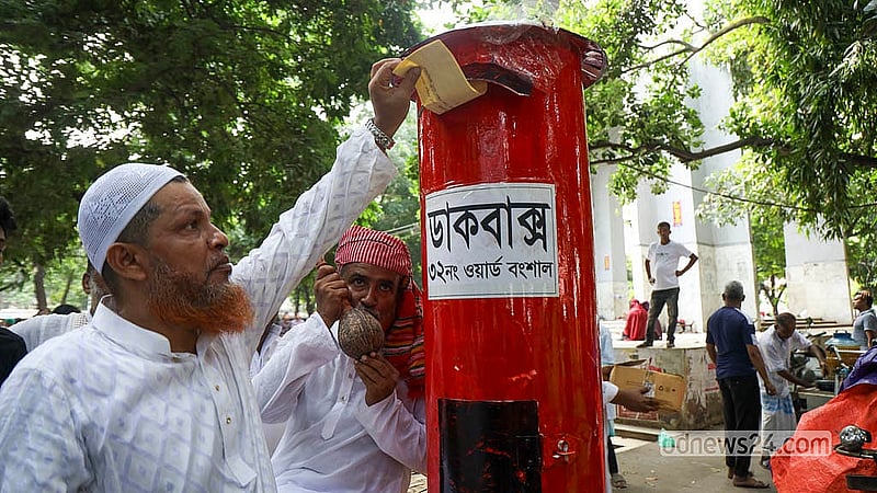 A red mailbox is part of the procession to celebrate the “Hridoye Dhaka 416” festival on Friday, Aug 28, 2026.  Photo: Shamsul Haque Ripon