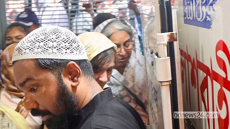 Incarcerated former minister Dipu Moni sees her husband, Supreme Court lawyer Tawfique Nawaz, for the last time at their Kalabagan home after being released on parole. Photo: Shamsul Haque Ripon