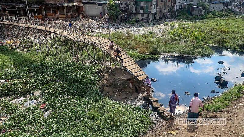 Many use the broken bridge to travel to Rasulpur in Kamrangirchar via Lalbagh's Nawabganj. Photo: Abdullah Al Momin