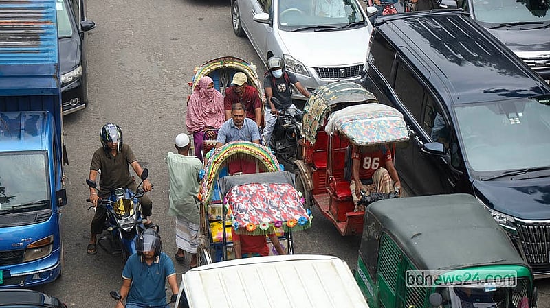 Battery-powered rickshaws are growing more and more common on Dhaka’s roads by the day. The vehicles can be seen plying in the Science Lab area in violation of rules and regulations.  Photo: Shamsul Haque Ripon