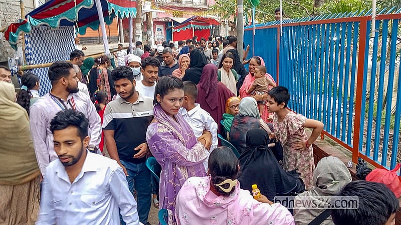 A crowd of people watch the boat race at Nawabbari Pond in Old Dhaka’s Islampur. Photo: Abdullah Al Momin