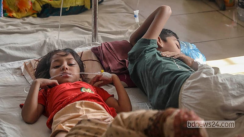 Siblings known only as Tahiya and Tanjim are admitted to Mugda Medical College and Hospital (MMCH) in Dhaka with dengue. Photo: Abdullah Al Momin