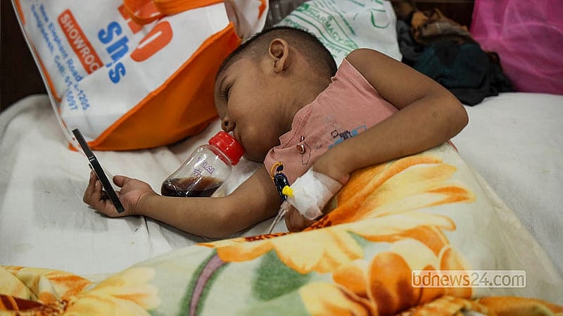 A child suffering from dengue receives treatment at Shaheed Suhrawardy Medical College Hospital.  Photo: Shamsul Haque Ripon