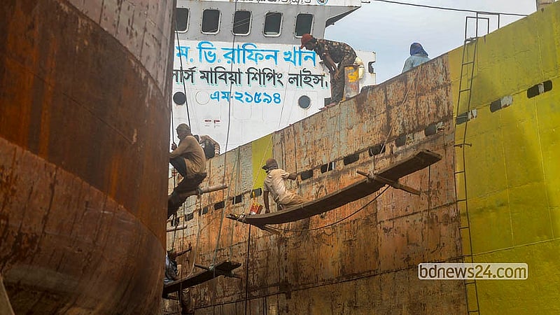 A bit of carelessness could lead to an accident at the dockyards in Dhaka’s Keraniganj, where workers toil away while at risk. Photo: Abdullah Al Momin