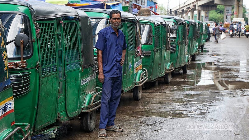 Drivers gather outside a CNG filling station in Tejgaon after waiting for hours to refuel, as the prolonged gas shortage cuts into their daily earnings. Photo: Shamsul Haque Ripon
