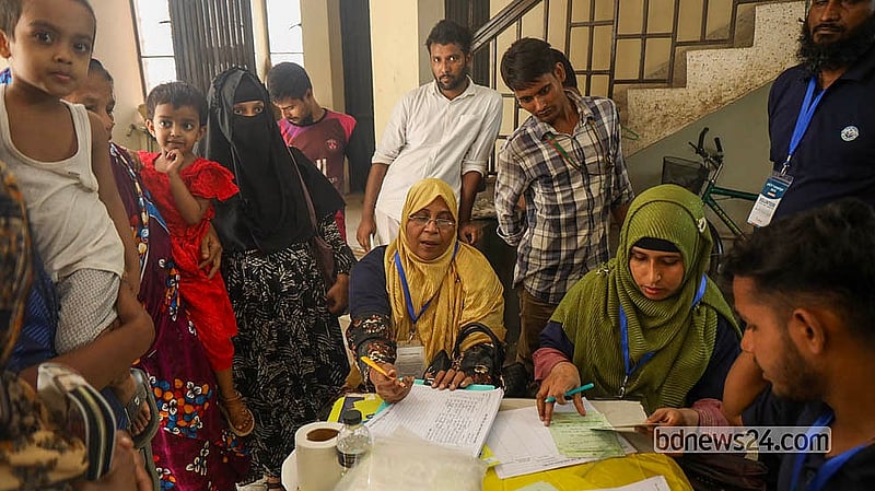 People crowd a vaccination centre on the first day of the oral cholera vaccination campaign.  Photo: Shamsul Haque Ripon