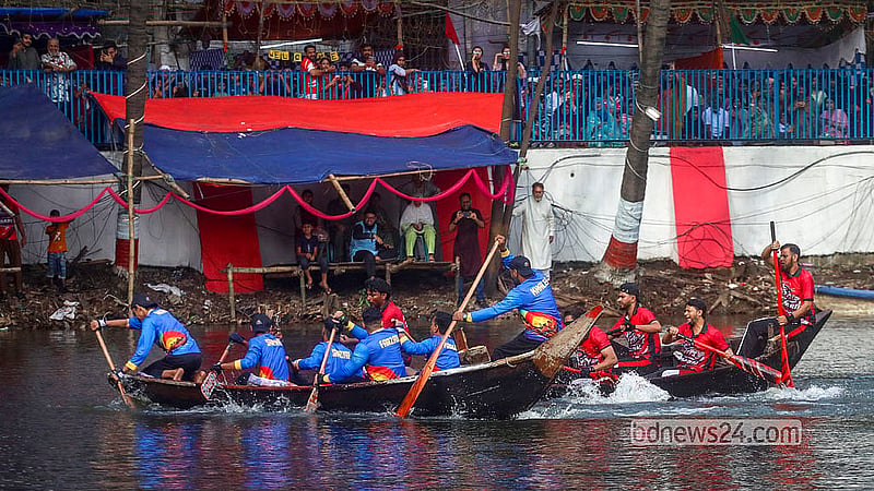 Local residents took part in the boat race at Nawabbari Pond in Old Dhaka’s Islampur. Photo: Abdullah Al Momin