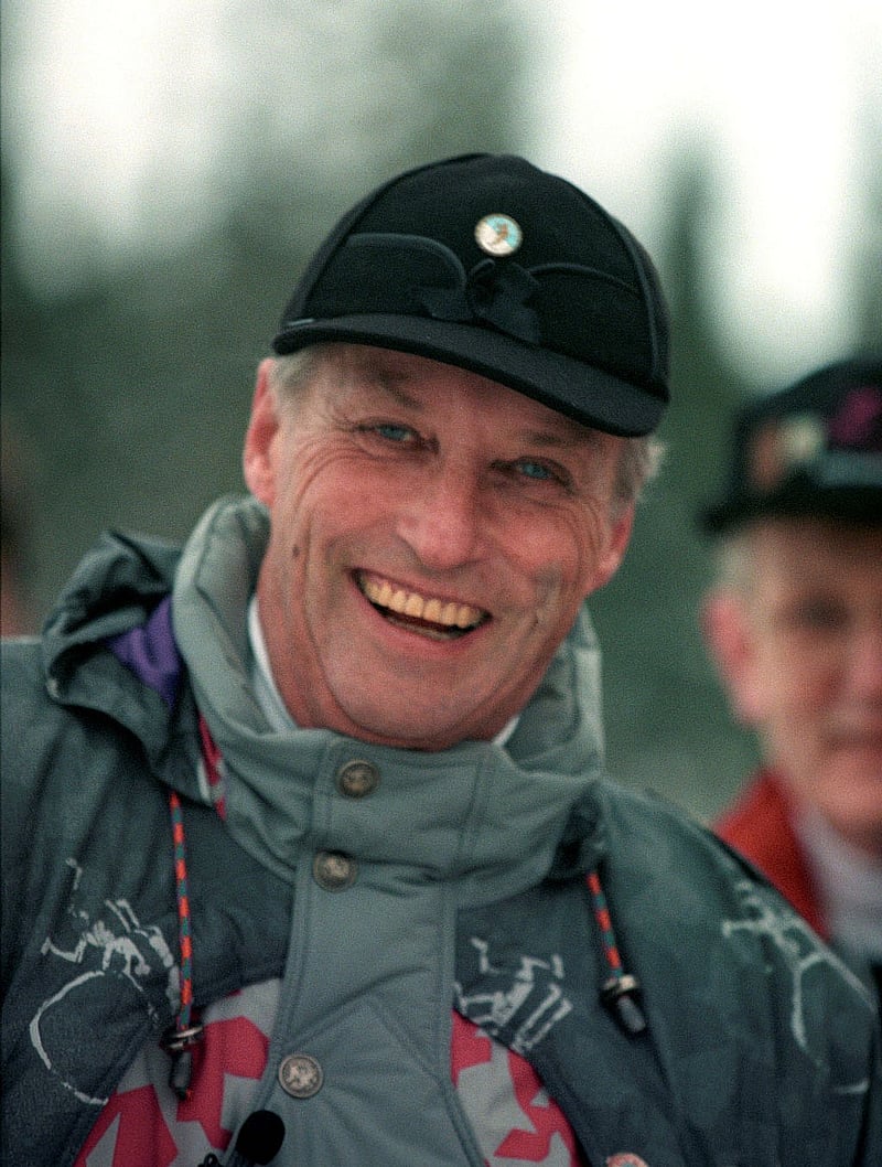Norway's King Harald, wearing a jacket from the Lillehammer Olympics, and a hat with the Norwegian Ski Association's pin, attends the Norwegian Ski Championships, in Skrautval, Norway, Jan 26, 1990. Photo: Reuters
