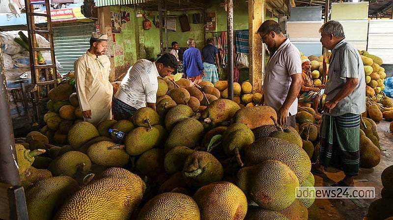 Customers pick out their preferred jackfruits while vendors bargain with them.  Photo: Shamsul Haque Ripon