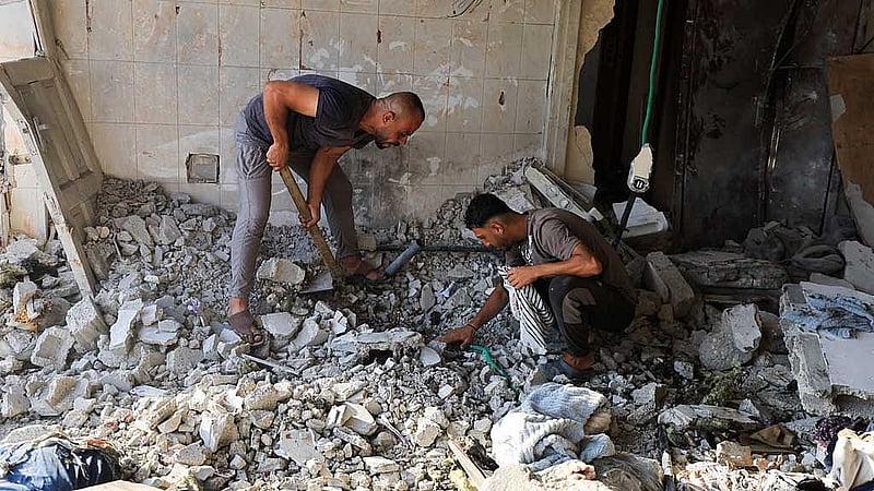 Palestinians inspect the site of an Israeli strike on a residential apartment, according to medics, in Gaza City, Aug 2, 2026. REUTERS/Dawoud Abu Alkas