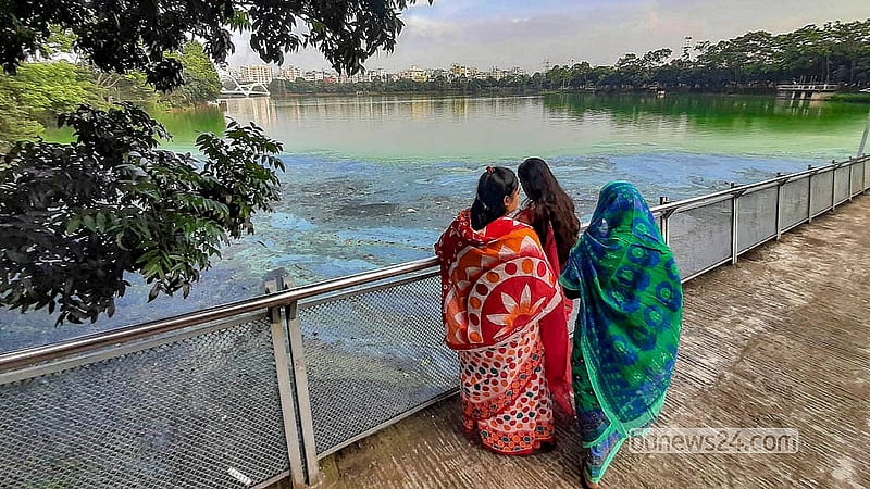 Visitors seeking fresh air at Hatirjheel instead battle the stench of the lake's filthy water.  Photo: Abdullah Al Momin