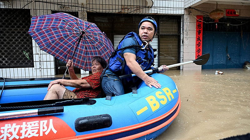 Rescue workers evacuate residents by boat amid flooding caused by heavy rainfall from Typhoon Saudel in Minhou county, Fuzhou, Fujian province, China Sept 3, 2026. Photo: Reuters